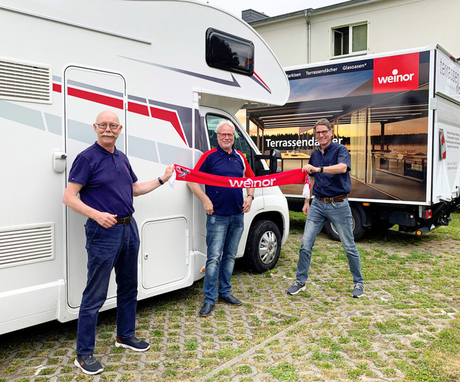 Mit dem Wohnmobil vorgefahren: Joachim Burg (li.) und Weinor-Außendienstkollege Frank Rathge (re.) bei Michael Kirsch in Mühlenbeck bei Berlin. - © Foto: Weinor
