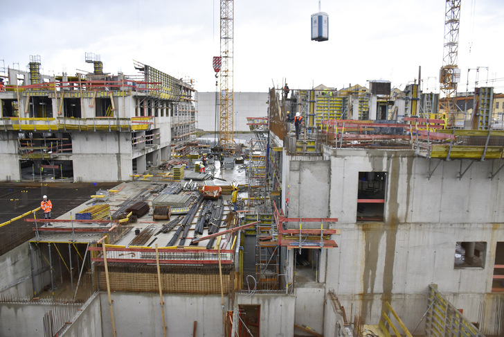 Bei den Genehmigungen für Nichtwohngebäuden erhöhte sich der umbaute Raum gegenüber dem Vorjahreszeitraum um +4,2 %.