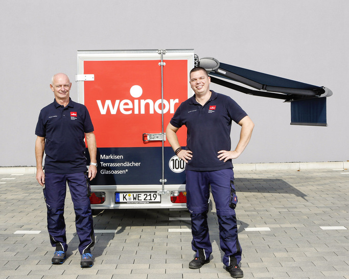 Die Weinor-Schulungsleiter Joachim Schreiner (li.) und Michael Latschan führen Montageschulungen auf den Baustellen ihrer Fachpartner durch.