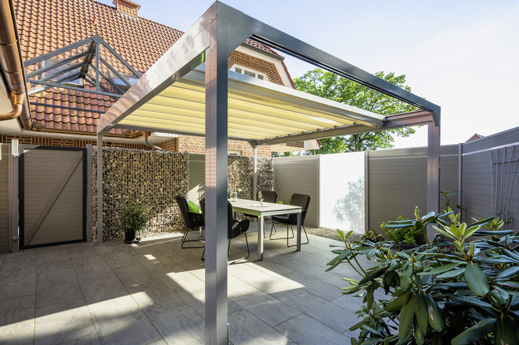 Alle zusätz﻿lichen Elemente können auf das gesamte Erscheinungsbild des Baldachins abgestimmt werden, für eine Terrassengestaltung aus einer Hand und einem Guss.