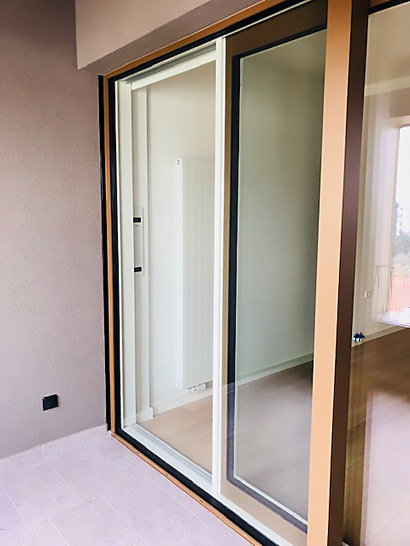 Für den stilvollen Übergang vom Wohnraum nach draußen sorgt der Hebe-Schiebe-Beschlag Atrium HS.