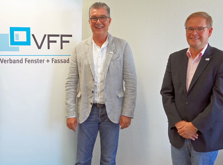 Helmut Meeth (links) zusammen mit VFF-Geschäftsführer Frank Lange am 17. Juli 2020 in der VFF-Geschäftsstelle. - © VFF
