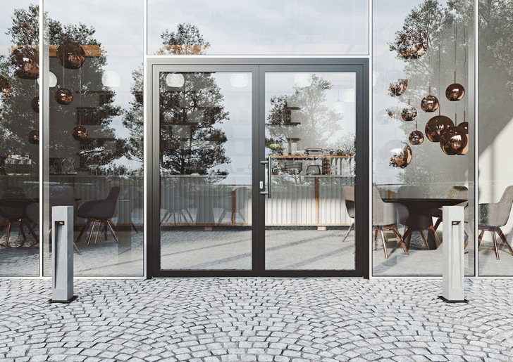 Die neue AHS 75 der Aluminium-Marke Aluhaus reiht sich als Einstiegsmodell im Objektbereich in das attraktive Aluhaus-Türenprogramm mit den weiteren Modelltürserien Elite 90 und Elite Comfort 75 ein.