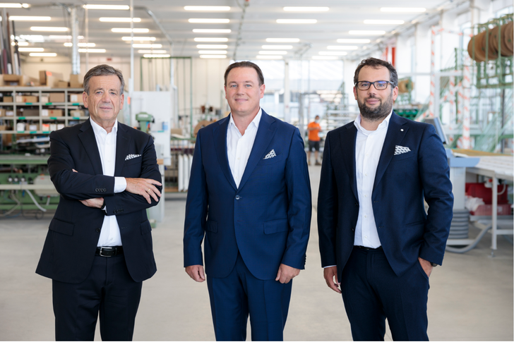 Der neue Präsident Joachim Oberrauch (in der Mitte) mit den zwei Vizepräsidenten Luis Oberrauch (l.) und Florian Oberrauch (r.). - © Finstral AG
