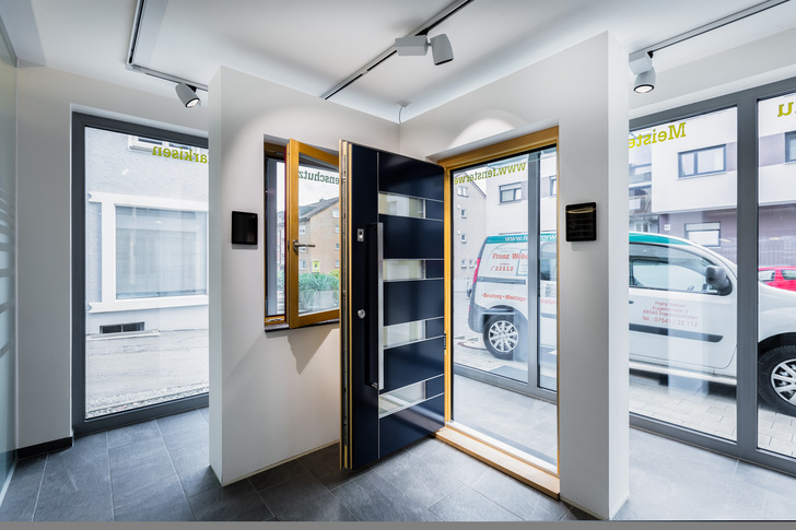 Bei der Leuchtkörperauswahl wird empfohlen, Strahler zu wählen, die 90° auf der einen Achse schwenkbar und 360° auf der anderen Achse drehbar sind, um damit Flexibilität in der Einstellung zu sichern.