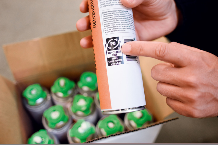 Gebrauchte Montageschaumdosen für das Recycling einfach im Originalkarton sammeln.