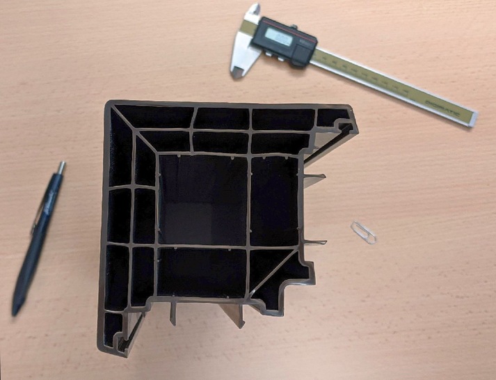 Basierend auf verschiedenen Investitionen in Produktionstechnik und Qualitätsmanagement hat sich SLS die Voraussetzungen für die wirtschaftliche Herstellung großvolumiger Hauptprofile für den Fenster- und Türenbau geschaffen. Auch für andere Branche wird der Kunststoff-Extrudierer damit zum attraktiven Zulieferer.