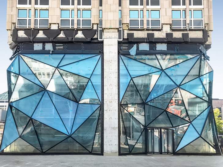 Die „Sternhöhe“ in Stuttgart besitzt eine außergewöhnliche kristallförmige Stahl-Glas-Fassade, die von seele umgesetzt wurde.