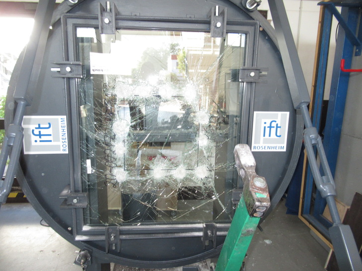 Härte-Test bestanden: Die neue Fireswiss Foam Brandschutzgläser gibt es in P6B-Ausführung. Dabei sind die Dicken deutlich geringer als bei herkömmlichen Aufbauten.