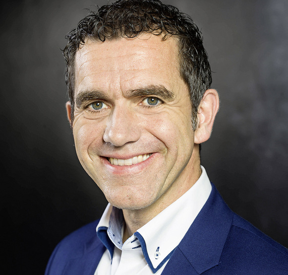 Armin Leinen ist Experte für gelebte Kundenbegeisterung im Handwerk und insbesondere für den Ausbau der Kunden-Marke und Arbeitgeber-Marke im Verkauf und der Montage von Bauelementen und Sonnenschutz. Er gibt seine langjährigen praktischen Erfahrungen anhand erfolgreicher Referenzunternehmen in Impulsvorträgen auf Händler- oder Fachtagungen sowie in Schulungen für Händler und Handwerksbetriebe authentisch, motivierend und vor allem umsetzbar weiter. Weitere Infos und zahlreiche Referenzen unter www.arminleinen.com.