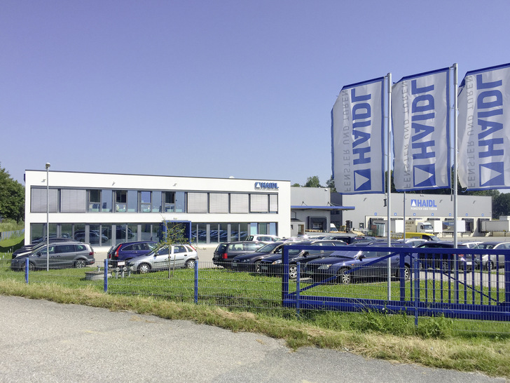 Gehört seit 2009 zur Haidl-Unternehmensgruppe und wurde ab 2018 noch einmal erweitert: Der Standort Reichersberg in Österreich. Hier werden mit 90 Mitarbeitern ausschließlich Fenster und Türen aus Holz und Holz-Aluminium gefertigt. 
