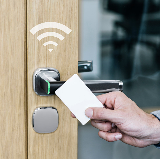 Ein eleganter Türdrücker für ein drahtloses Zutrittskontrollsystem ist der neue Aperio H100 von Assa Abloy.