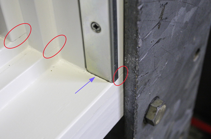 Unterer Blendrahmenfalz: zu verschließende Konstruktionsfugen (rot markiert) und Fuge im Bereich der Schließleiste (blauer Pfeil).