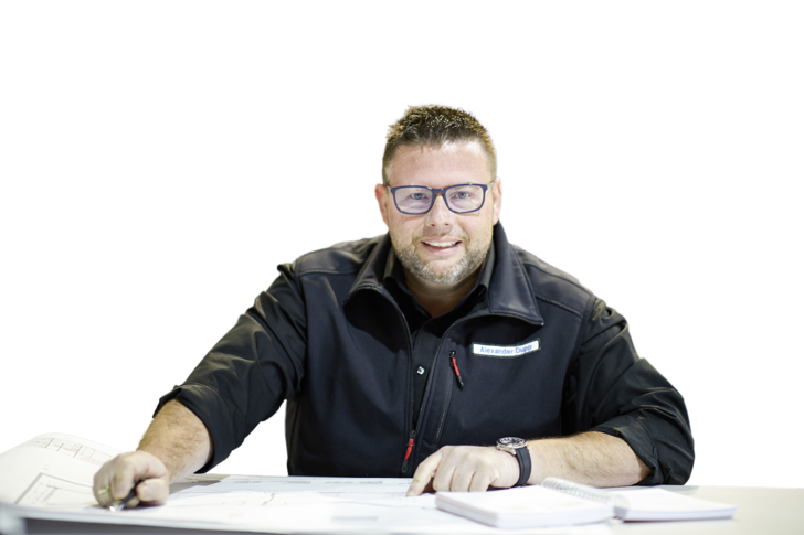 Alexander Dupp ist Tischlermeister und Bachelor Professional im Tischlerhandwerk, öffentlich bestellter und vereidigter Sachverständiger und Sachkundiger für kraftbetätigte Türen und Tore.