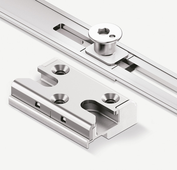 Soll einen neuen Standard in der Einbruchhemmung ­setzen: der geprüfte Nachrüstbeschlag „PM 12/16-VdS“. Wichtiges Qualitätsmerkmal: Schließstücke und Pilz­zapfen sind aus gehärtetem Stahl.