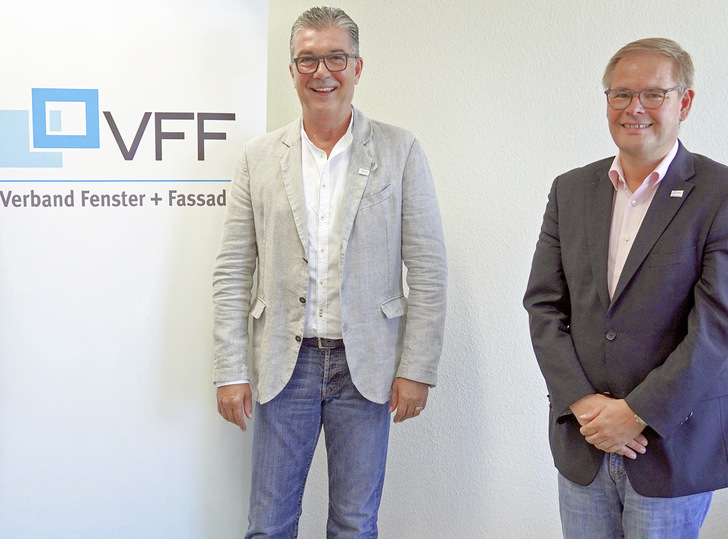 Helmut Meeth (links) zusammen mit VFF-Geschäftsführer Frank Lange am 17. Juli 2020 in der VFF-Geschäftsstelle.