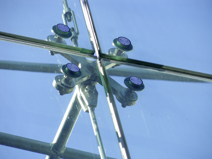 Die Fassade der Stuttgarter Mercedesbank ist mit gebo Mono ZKC4670 Punkthaltern mit Spidern 01 bestückt.