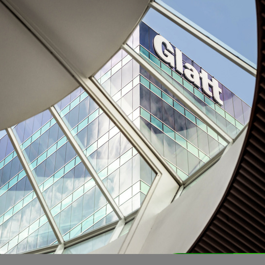 Bei der Sanierung des Glatt Turms wurde in der ­Fassade elektronisch gesteuerte ­SageGlass Einheiten eingebaut, die den Sonnenschutz übernehmen. 