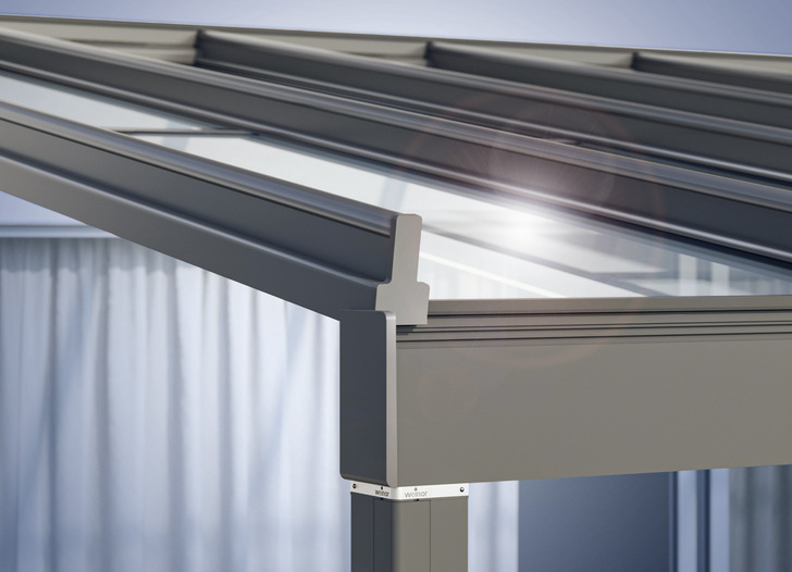 Technik in solider Aluminium-Konstruktion: Terrazza Sempra ist mit einer besonders stabilen Dacheindeckung aus Sicherheitsglas ausgestattet, die bei Regen sehr geräuscharm ist. - © Foto: Weinor

