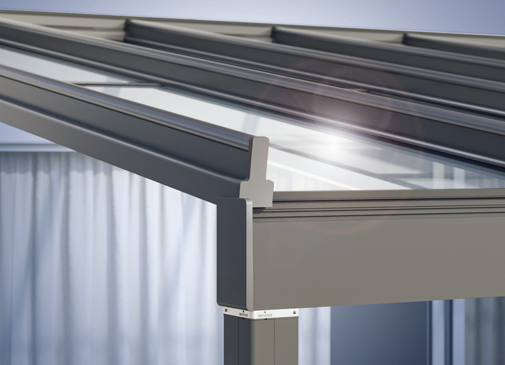 Technik in solider Aluminium-Konstruktion: Terrazza Sempra ist mit einer besonders stabilen Dacheindeckung aus Sicherheitsglas ausgestattet, die bei Regen sehr geräuscharm ist.