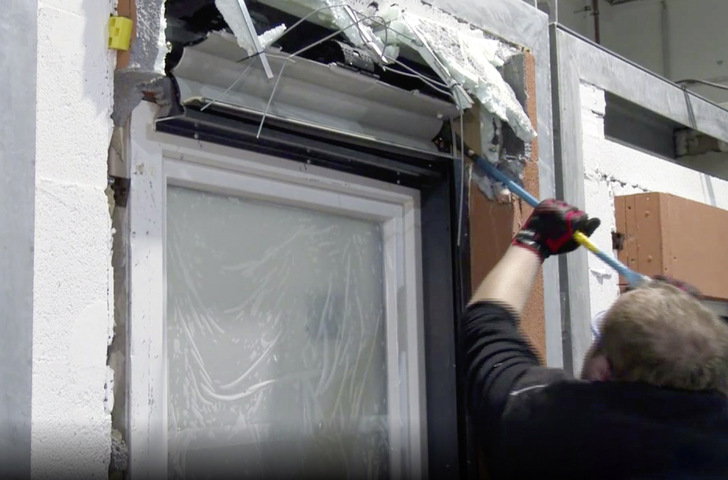 Auch der Rollladenkasten  wurde während der Entwicklungsphase mehrmals einer umfangreichen Prüfung unterzogen, um auch hier die entsprechende Einbruchhemmung bieten zu können.