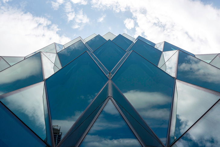 Der Solar Carve Tower auf der 10th Avenue ver­meidet große Schatten auf der High Line, indem seine facettierte, gläserne Vorhangfassade „zurückweicht“.