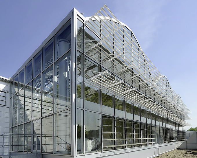 Der feststehende Sonnenschutz kann relativ frei gestaltet werden. Die errechneten Windkräfte, die auf die Konstruktion einwirken, müssen von der Fassadenkonstruktion aufgenommen werden können.