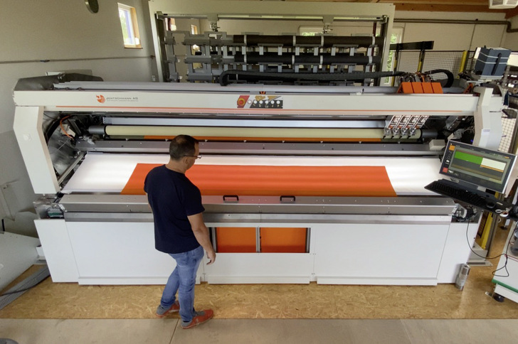 Durch den Einsatz von Ultraschall- und Kaltmessern werden unterschiedlichste Stoffe wie Acryl, Polyester, Screen und Soltis in Breiten zwischen 1,2 bis 3,5 m verar­beitet.