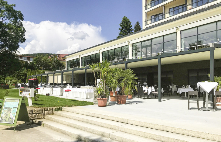 Feiern oder tagen: Mit der unsichtbaren Abwasserung der Tuchfläche durch die Steher bleiben die Gäste auch bei starkem Regen trocken, da kein Wasser auf die Terrassenfläche gelangen kann. 