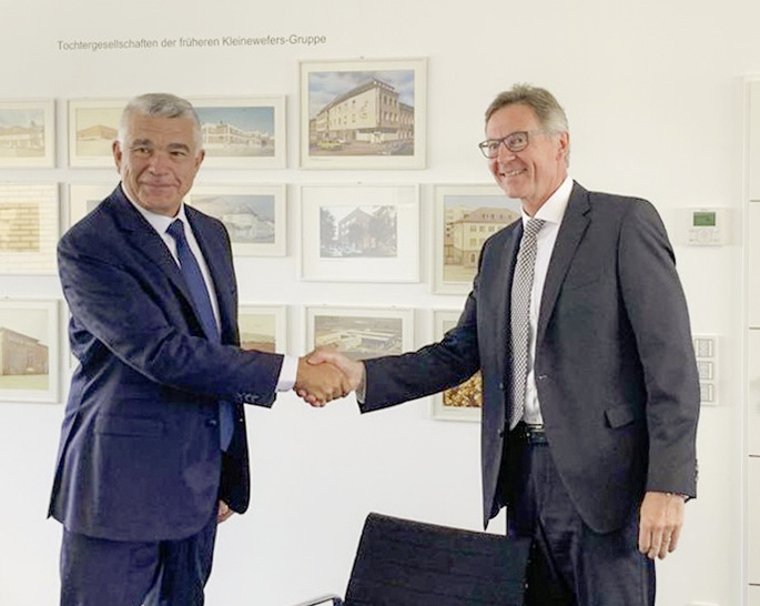 ﻿Sébastien Ferrari (CEO der SergeFerrari-Gruppe) und Dr. Erich Bröker (CEO der Jagenberg AG) bei der Unterzeichnung der Verträge.