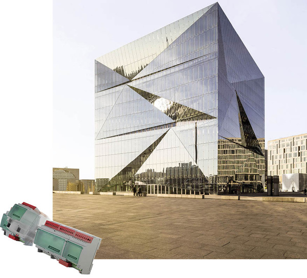 Um das Aufheizen des Fassadenzwischenraums in den Sommermonaten zu verhindern, wurden in diesen intelligent gesteuerte Warema Raffstoren E 80 AF mit BAline Steuerung eingebaut.