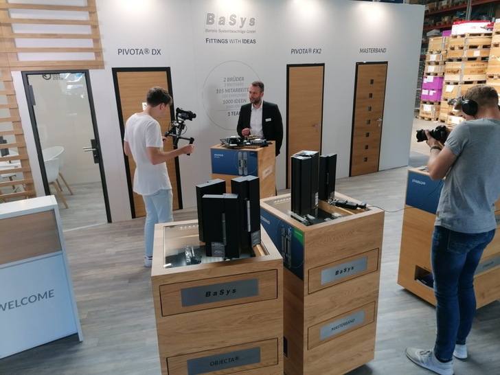 BaSys hat kurzerhand den Messestand von der FRONTALE im Werk aufgebaut und einen umfangreichen Videodreh gestartet. Neuheiten kommen so direkt in die Büros oder Home Offices oder wo immer die User auch gerade sind. - © BaSys
