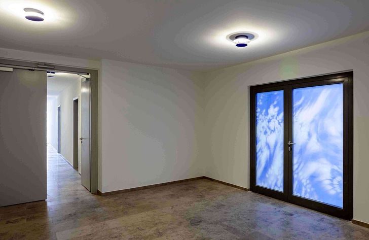 Brandschutzgläsern der Residenz am Postplatz sind mit „Sky-Motiven“ der Künstlerin Julia Bornefeld bedruckt, die so den Himmel über Dresden in das Gebäude holt.