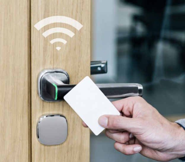 Mit dem Aperio H100, einem batteriebetriebenen Türdrücker, bietet Assa Abloy eine elegante Lösung für eine drahtlose Zutrittskontrolle an.