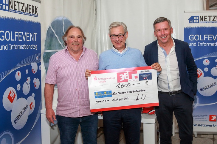 Präsentierten den 1.600 Euro-Spendenscheck für die Aktion Drachenkinder (v.l.): Gerhard Ebert (3E Datentechnik GmbH), Arnd Brinkmann (Gutmann Bausysteme GmbH) und Oliver Frey (Netzwerk).
