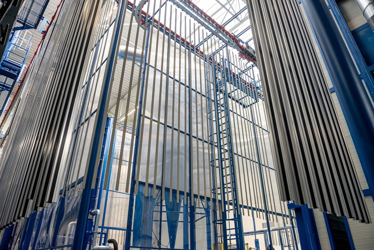 Drutex nimmt neue Pulverbeschichtungsanlage in Betrieb.