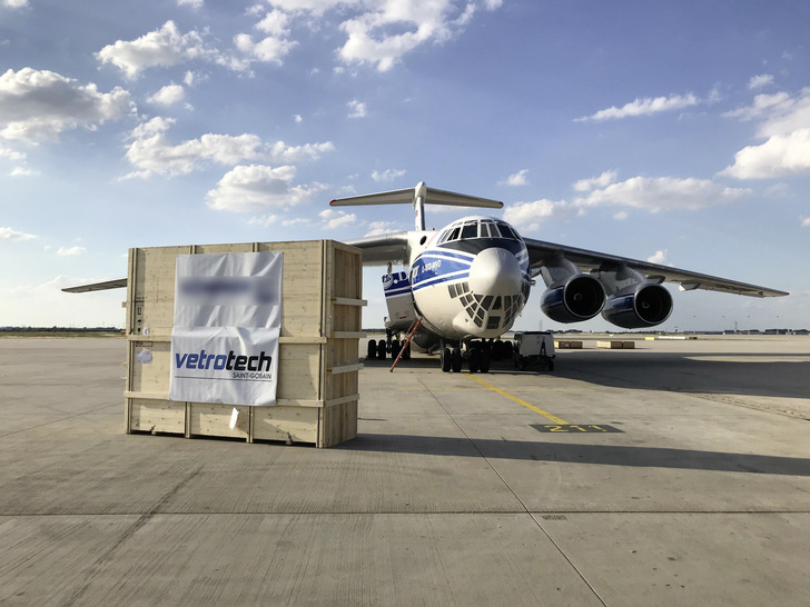Die sicher verpackten beschusshemmenden XL- Gläser auf dem Flugfeld von Köln, kurz vor dem Transport in den Mittleren Osten.