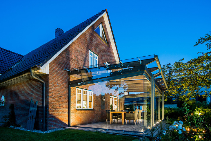 Stimmiges Gesamtbild: Das Holz-Aluminium-Terrassendach Aura passt optimal zur Architektur des Backsteingebäudes im Landhausstil.