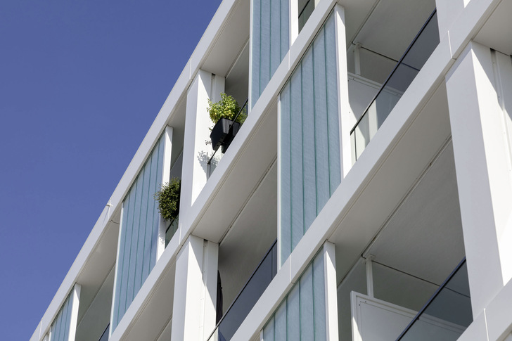 Bei der Südfassade der Westarkaden in Heidelberg schafft die transluzente Wärmedämmung in den Profilgläsern für die Bewohner auf den Balkonen private Bereiche, die nicht eingesehen werden können.
