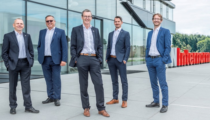 Die Internorm Geschäftsleitung ab 01. November 2020 (v.l.): Thomas Walluschnig (erweiterte Geschäftsleitung Exportmärkte), Helmuth Berger (Geschäftsführer bis Ende Februar 2021), Johann Brandstetter (Geschäftsführer Vertrieb & Marketing), Markus Dietachmair (Geschäftsführer Controlling & Abwicklung), Martin Weinrotter (Geschäftsführer Produktion).