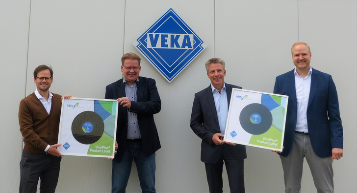 Dr. Matthias Koch (Leiter Strategisches Marketing), Jürgen Herbe (Leiter Werbung), Andreas Hartleif (Vorstandvorsitzender) und David Beckers (CSR Management) freuen sich über die erneute Zertifizierung der Softline Profilsysteme mit dem VinylPlus-Produktlabel, dem ersten Nachhaltigkeitszeichen für Kunststofffenster.