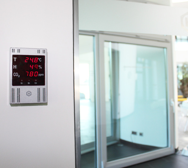 Der Multisensor MS ermöglicht, die Luftwerte Temperatur, Feuchte und Güte zu messen und anzuzeigen, sowie Schwellwerte zur Lüftungssteuerung festzulegen.