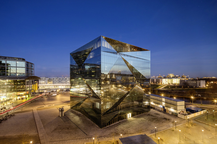 Die Doppelfassade des cube berlin ist ein optisches Highlight. Die Fassade ist mit Gläsern von Guardian ausgestattet. - © Foto:  Adam Mørk
