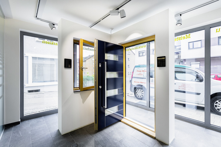 Bei der Leuchtkörperauswahl wird empfohlen, Strahler mit einer Schwenkung von 90° auf der Achse X und von 360° auf der Achse Y zu wählen, um Flexibilität in der Einstellung zu sichern.