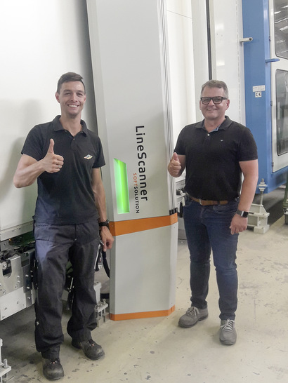 Softsolution Techniker Markus Oberklammer (l.) und Lothar Schleiner, Betriebsleiter von Gethke Glas Gronau. - © Foto: Softsolution GmbH
