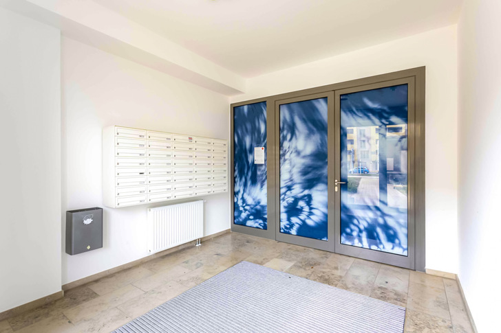 Brandschutzgläser der Residenz am Postplatz sind mit „Sky-Motiven“ der Künstlerin Julia Bornefeld bedruckt, die so den Himmel über Dresden in das Gebäude holt. 