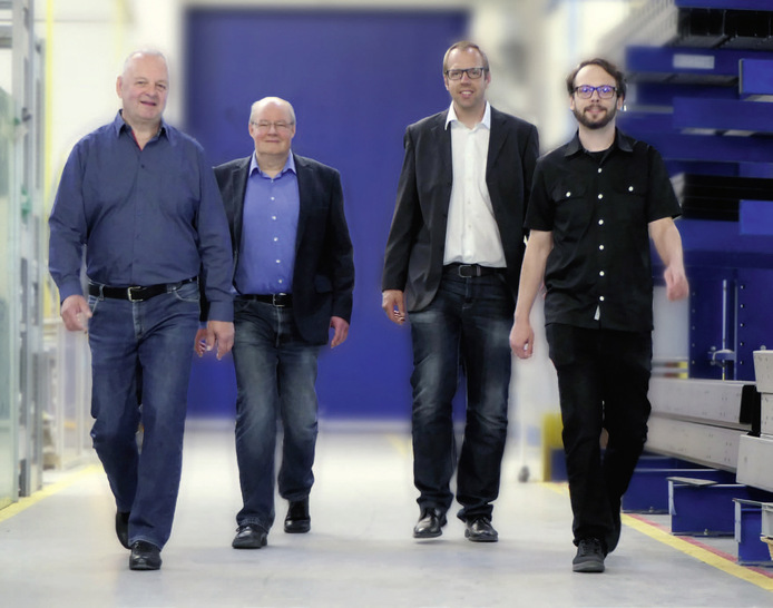 Ein starkes Team: Die vier Spezialisten verfügen über jahrzehntelange Erfahrung bei der Installation von Isolierglas-Linien aller Art.