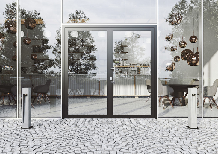 Die neue AHS 75 der Aluminium-Marke Aluhaus reiht sich als Einstiegsmodell im Objektbereich in das attraktive Aluhaus-Türenprogramm mit den weiteren Modelltürserien Elite 90 und Elite Comfort 75 ein.