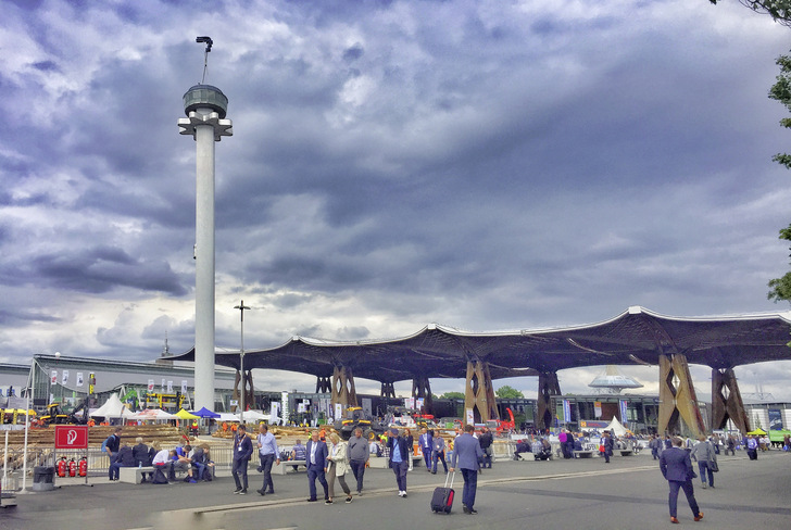 Mehr als 90 000 Besucher aus über 100 Ländern kamen zur LIGNA 2019 nach Hannover. An diese Marke glaubt man für nächstes Jahr nicht. - © Foto: Daniel Mund / GLASWELT
