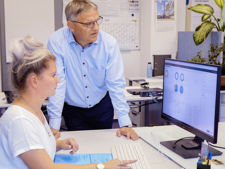 Am Dashboard stellt die Mitarbeiterin Auswertungen nach den gewünschten Kriterien zu aussagefähigen ­Diagrammen zusammen: Ein Blick in den Datencontainer von A+W IoT Smart Trace.